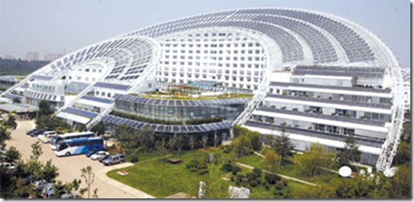 Le « Riyuetan Weipai », un bâtiment pionnier de l’utilisation de l’énergie solaire dans la « Vallée solaire » de Chine à Dezhou (province du Shandong). En septembre 2010, il a accueilli la quatrième conférence mondiale de l’ISCI (International Solar City Initiative). 