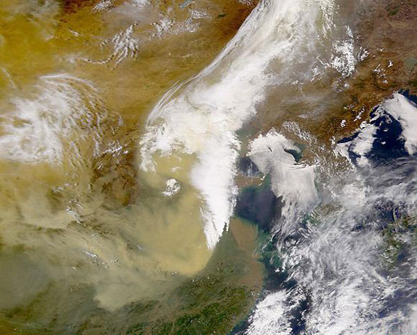 Tempête de sable en formation, un dragon jaune s'élève