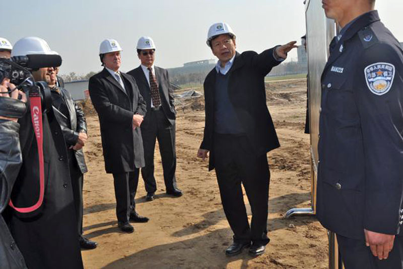 Zhongxue Gan explique les projets d'une éco-ville ENN à des invités de Masdar City d'Abu Dhabi 