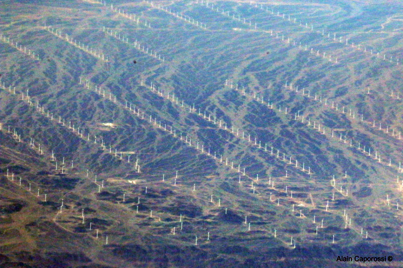 Vue aérienne d'un parc éolien recouvrant des montagnes entières au Xinjinag en 2017