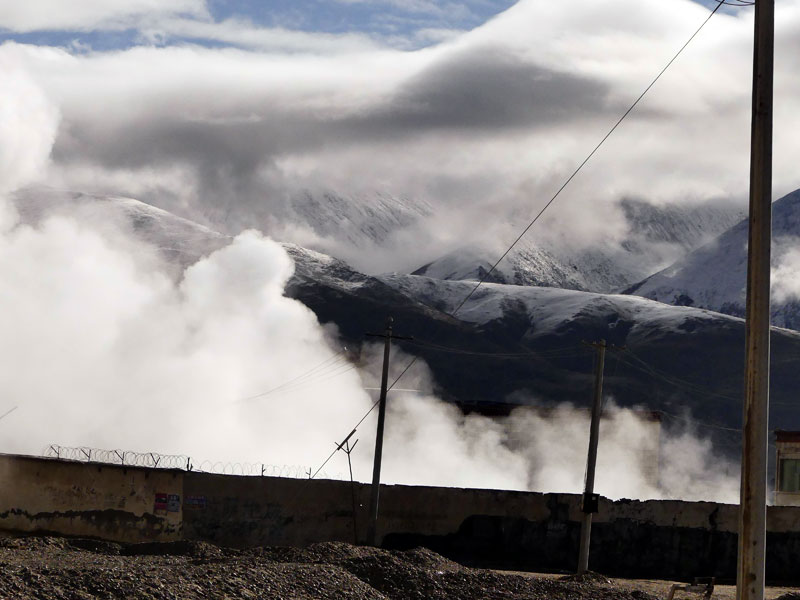 à proximité des sources chaudes de YangBaJing à 90km au nord de Lhassa