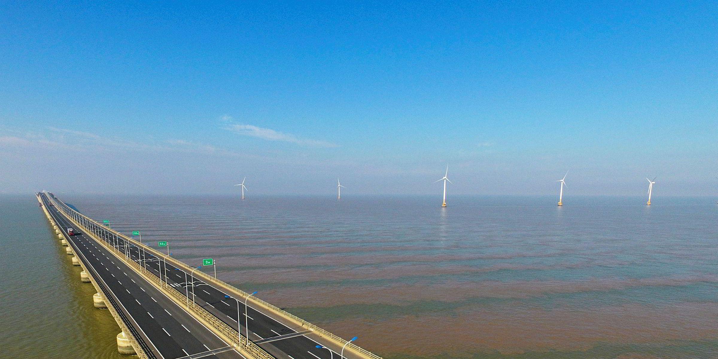 Le pont Shanghai Donghai et le premier parc éolien offshore de Chine