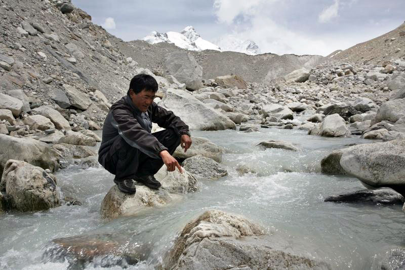 Un guide tibétain parle du changement climatique à l'Everest. (Image: Greenpeace / John Novis)