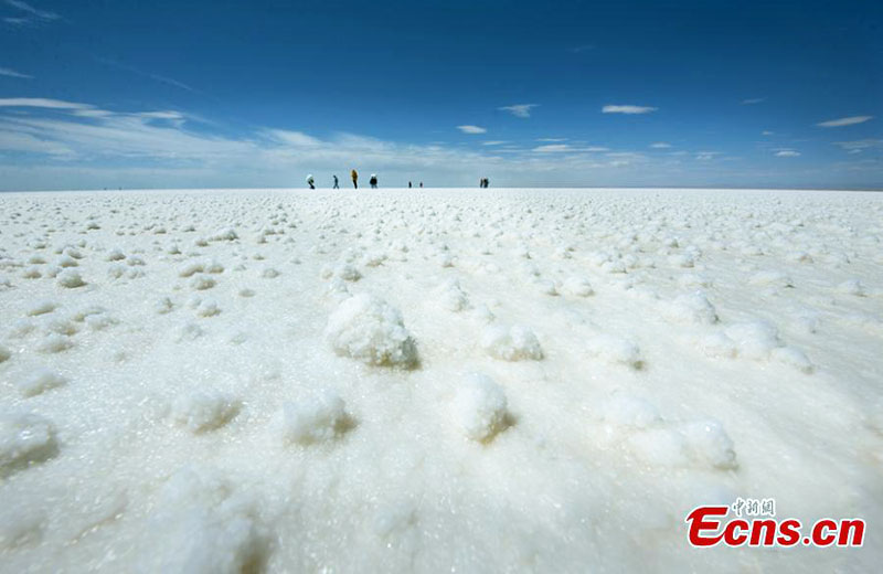 Une vue du lac salé de Qarhan à Golmud, dans la province du Qinghai (nord-ouest) le 25 juillet 2018. Le lac salé de Qarhan, d'une superficie totale de 5 856 kilomètres carrés, est le plus grand lac salé de Chine. Les abondants dépôts de sels halogénés font de ce lac un centre minéral de première importance. Le sel s'y épanouit comme des fleurs et prend la forme de piliers, de coraux et de perles. 