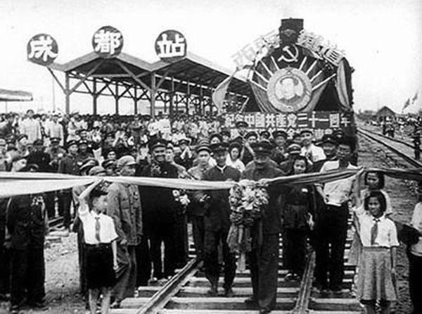 Cérémonie d'ouverture du chemin de fer Chengdu – Chongqing, le premier chemin de fer construit en Chine après 1949 
