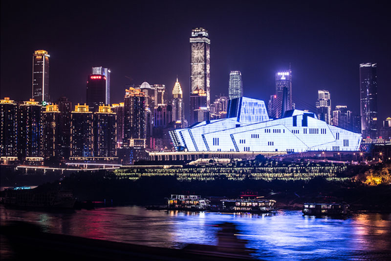 Le grand théâtre de Chongqing, en nocturne