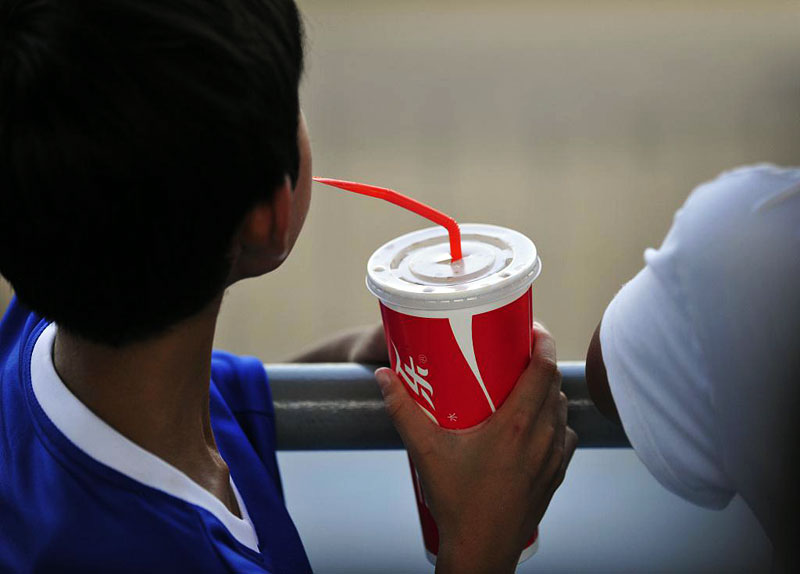 Un adolescent sirote un coke./ Photo: cfp.cn