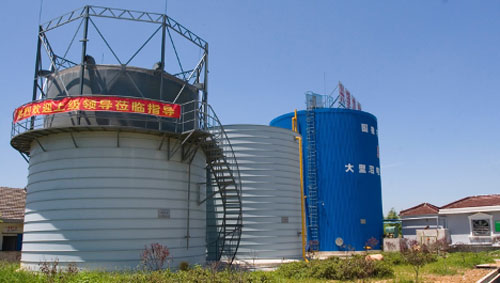 Digesteur dans une ferme porcine près de Wuxi dans la province du Jiangsu. Le biogaz est capté pour produire de l'électricité. (Image: Karen Mancl)