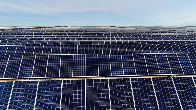 La Chine a commencé à installer 100 GW de solaire et d’éolien dans le désert.
