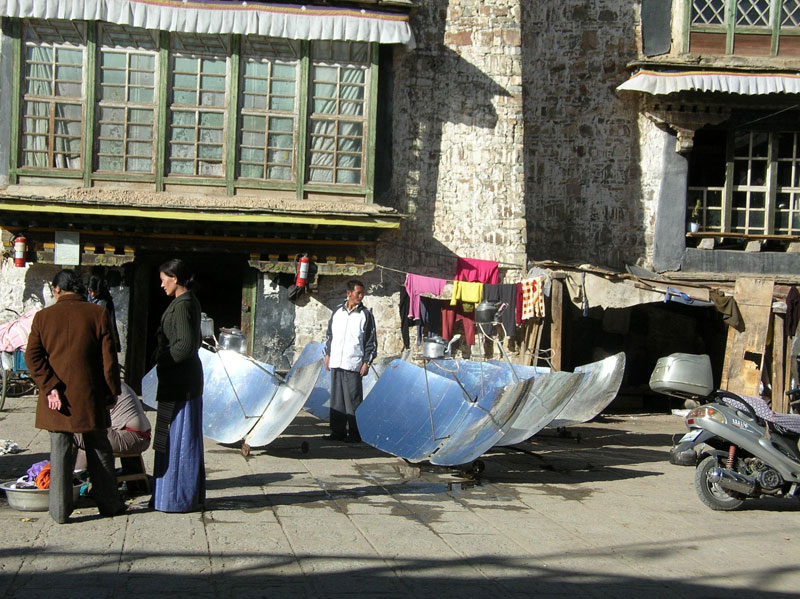 Paraboles solaires dans une cour intérieure de Lhassa (2008)