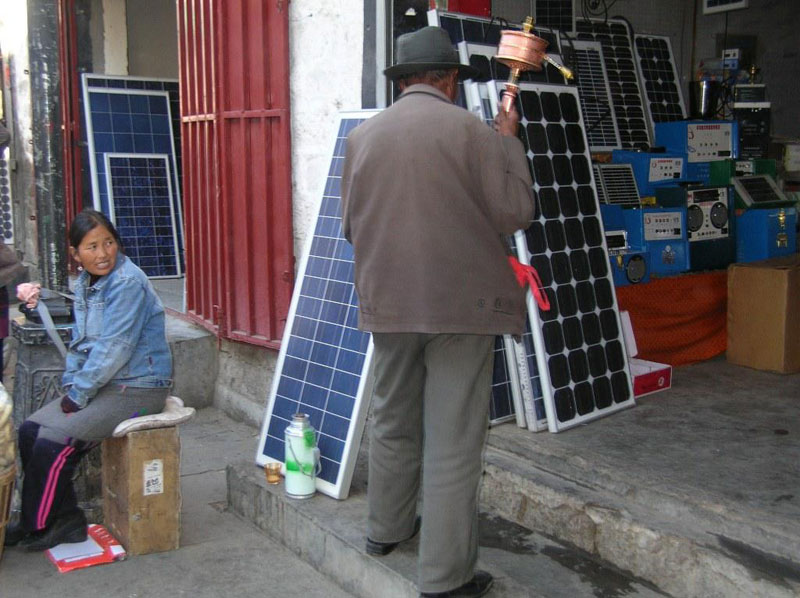 Panneaux photovoltaïque en vente dans une boutique de Lhassa (2008)