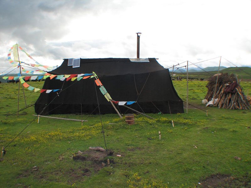 Panneaux solaires sur une tente traditionnelle près de Litang (2007)