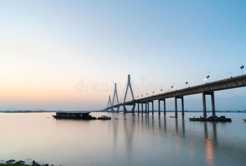 pont du lac Dongtian au crépuscule