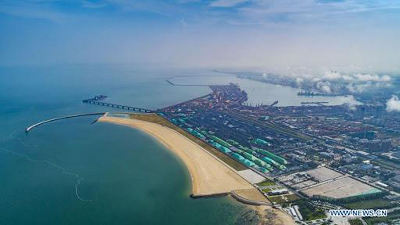Photo aérienne du port de Rizhao et sa baie 