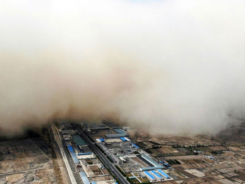 Vue aérienne d'une tempête de sable recouvrant une ville du comté de Linze, dans le nord-ouest de la Chine, le 25 avril 2021(CNS/AFP - STR )