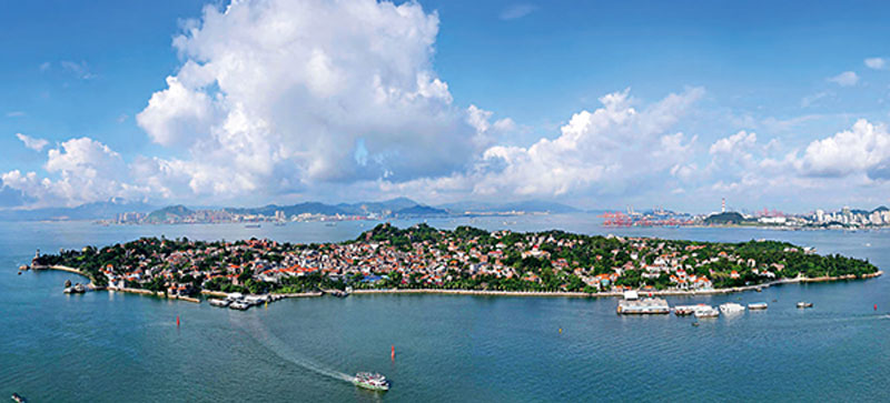  Les bâtiments anciens sont l’âme de Gulangyu. L’île, considérée comme un musée des architectures internationales, fascine les touristes du monde entier.