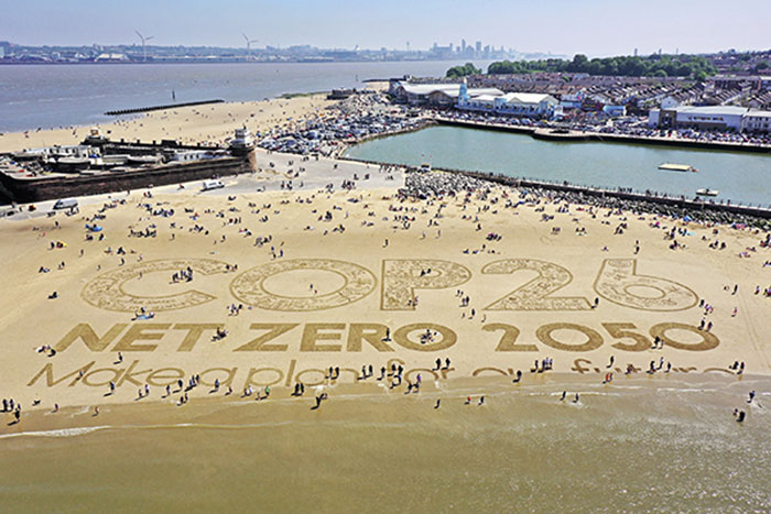 La plage de New Brighton est décorée sur le thème du réchauffement climatique et de la COP26 le 31 mai 2021 à Wirral, en Grande-Bretagne  