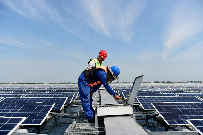 Les ouvriers effectuent des travaux de vérification et de maintenance de la centrale photovoltaïque flottante de Maowei, dans le bourg de Gucheng du district de Yingshang, dans la province chinoise de l'Anhui (est), le 25 août 2022 - Photo : Huang Boh.
