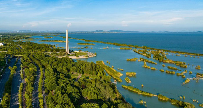 Photo aérienne prise le 5 août 2022 montrant une zone humide autour du Lac Chaohu dans la ville de Hefei, dans la province chinoise de l'Anhui (est). (Xinhua/Ye Yuting) 