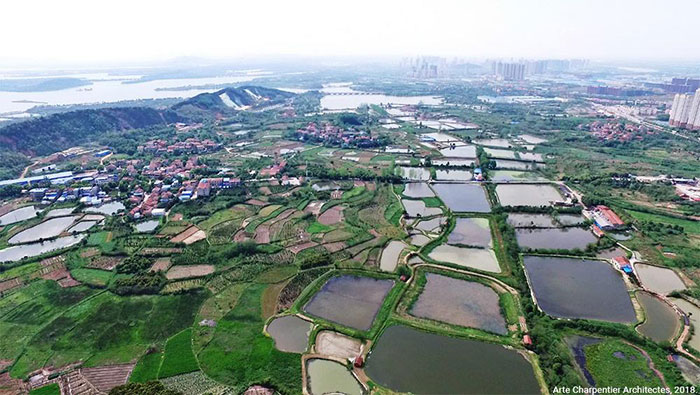 Le projet d'éco-cité, initié en 2014 dans le cadre d'une coopération bilatérale entre les gouvernements chinois et français, est en cours d'aménagement comme on le devine par la construction de nouveaux ensembles résidentiels contemporains. L'expropriation des populations rurales et la prise en compte du contexte environnemental posent un défi à l'aménagement de ces éco-cités 