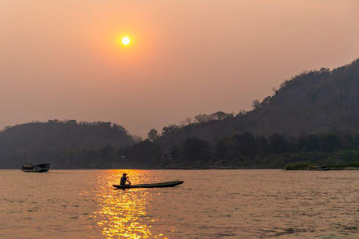 Pêcheur sur le Mékong à Vientiane, Laos, 10 maart 2020. (foto Kaikeo Saiyasane/Xinhua) 