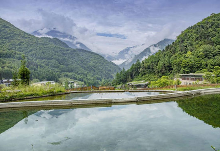 Dans le bourg de Gengda du comté de Wenchuan de la province du Sichuan. Gengda est connu pour les coutumes du groupe ethnique tibétain et les habitats naturels des pandas géants. (Liu Guoxing/Pic.people.com.cn)