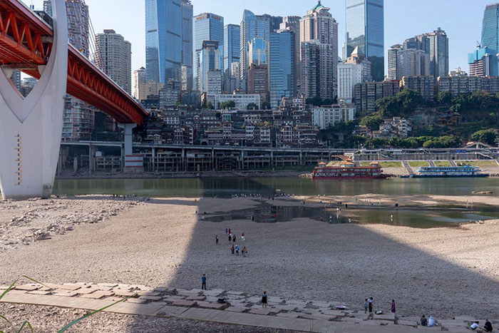  Des promeneurs dans le lit de la rivière Jailing asséchée, l’un des principaux affluents du fleuve Yangtsé. Chongqing, 21 août 2022 