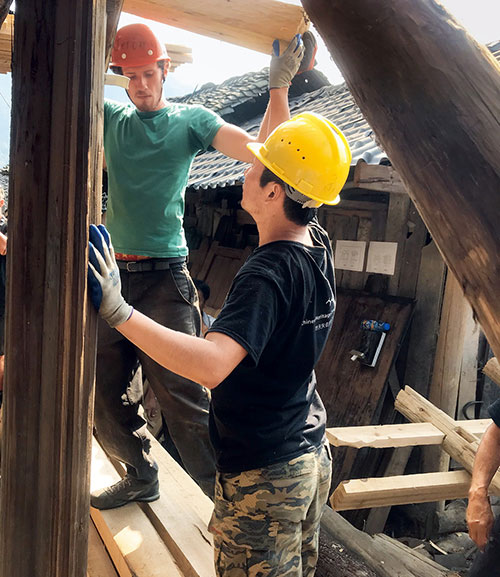 Des bénévoles dans un chantier de restauration 