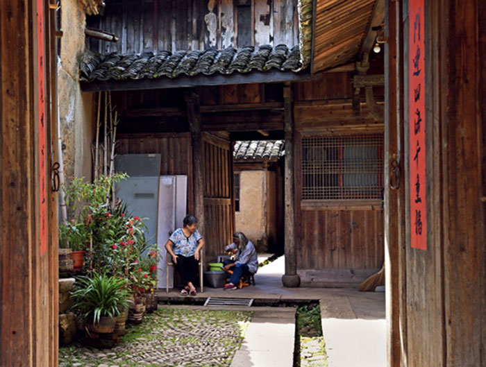 À Songyang, de nombreuses personnes âgées vivent dans des maisons rénovées et conservent un mode de vie simple. (Photo : Yu Xiangjun) 