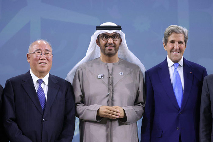 Le président de la COP28 Sultan al-Jaber entouré du négociateur chinois Xie Zhenhua et de l'émissaire américain pour le climat John Kerry, le 9 décembre 2023 à Dubaï. (Source : Bloomberg) 