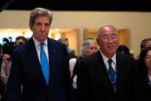 John Kerry, l’envoyé spécial américain pour le climat, et Xie Zhenhua, l’émissaire chinois pour le climat, à la COP28 à Dubai, le 2 décembre 2023. KAMRAN JEBREILI / AP