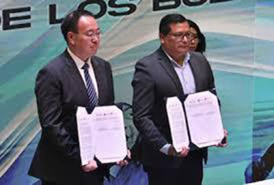 Les représentants de Citic Guoan et d'Uranium One Group lors de la signature du contrat