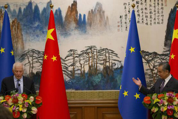 Conférence de presse du chef de la politique étrangère de l’Union européenne, Josep Borrell, et du ministre chinois des affaires étrangères, Wang Yi, à Pékin, en Chine, le 13 octobre 2023. ANDRES MARTINEZ CASARES / AP 