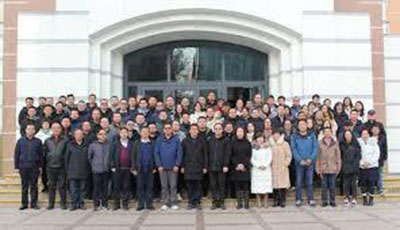 devant l'Institut des Lacs salés du Qinghai