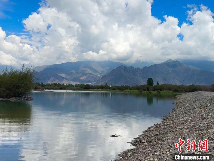 La photo montre la berge après l'achèvement des travaux. China hydropower foundation bureau of Tibet branch pour la photo
