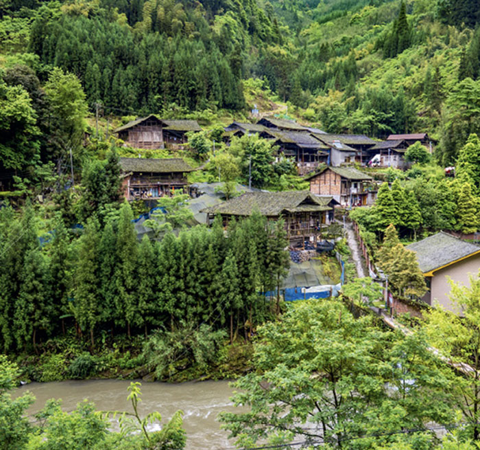 Hongchafang, dans le district de Yingjing, à Ya’an, le 5 mai 2021. Dans ce village forestier, les toits des demeures conservent encore les tuiles d’origine. 