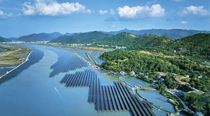 Les installations photovoltaïques de l’entreprise State Grid Zhejiang Taizhou Electric Power dans la centrale marémotrice expérimentale de Jiangxia (octobre 2022 )