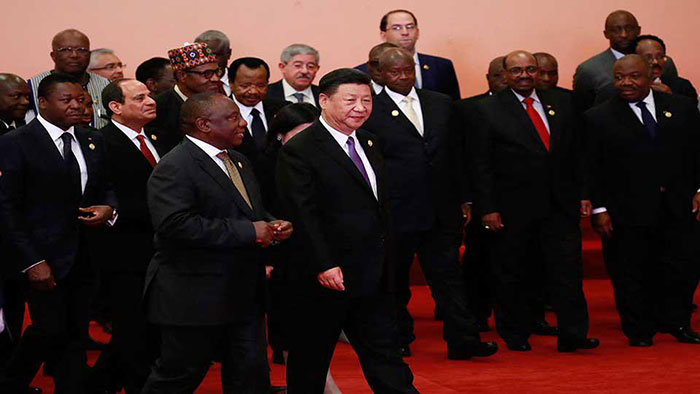 Le président chinois Xi Jinping avec le président sud-africain Cyril Ramaphosa, le président égyptien Abdel Fattah al-Sisi, le président togolais Faure Gnassingbe et d'autres dirigeants africains après une séance de photo de groupe lors du Forum sur la coopération sino-africaine à Pékin, le 3 septembre 2018 (How Hwee Young/AFP) 