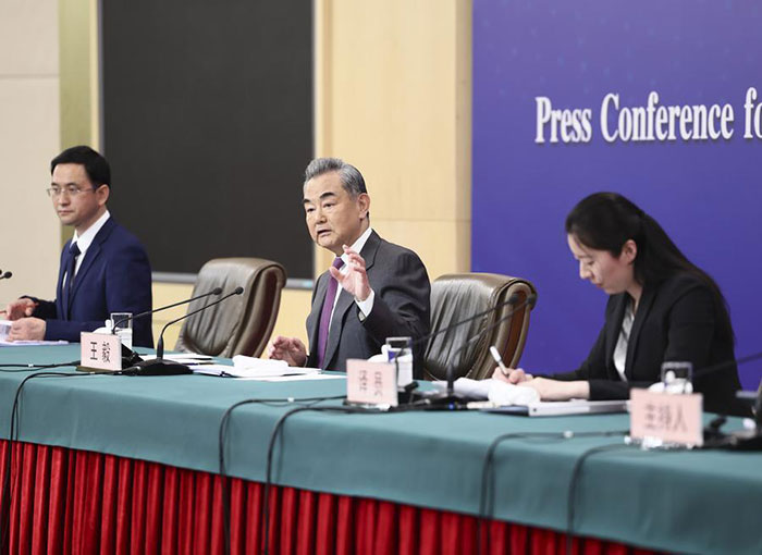 Le ministre chinois des Affaires étrangères, Wang Yi, également membre du Bureau politique du Comité central du Parti communiste chinois, assiste à une conférence de presse sur la politique et les relations étrangères de la Chine, en marge de la deuxième session de la 14e Assemblée populaire nationale (APN), à Beijing, capitale chinoise, le 7 mars 2024. (Photo : Liu Xu) 