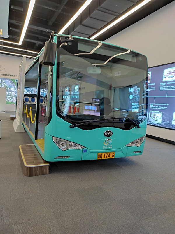 Un autobus électrique de BYD exposé au siège de l’entreprise à Shenzhen (photo : Albert Ettinger)