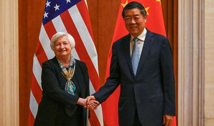 La secrétaire au Trésor américain Janet Yellen serre la main du vice-Premier ministre chinois He Lifeng lors d'une réunion à Pékin, le 8 juillet 2023 (Photo : AFP/VNA/CVN). 