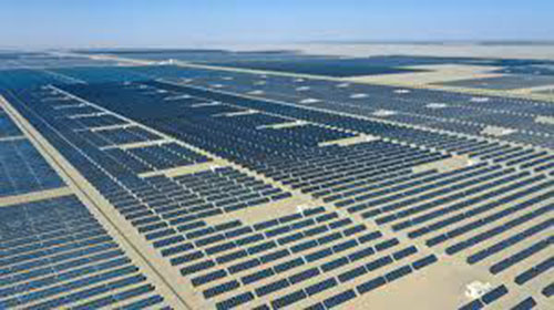 Vue aérienne des panneaux solaires du parc photovoltaïque de Gansu Dunhuang dans la ville de Jiuquan : la plus grande ferme solaire du monde avec un complexe de 5 gigawatts qui occupe à peu près la même superficie que New York, elle place le pays à l’avant-garde de la révolution de l’énergie verte. Vue aérienne des panneaux solaires du parc photovoltaïque de Gansu Dunhuang dans la ville de Jiuquan : la plus grande ferme solaire du monde avec un complexe de 5 gigawatts qui occupe à peu près la même superficie que New York, elle place le pays à l’avant-garde de la révolution de l’énergie verte.
