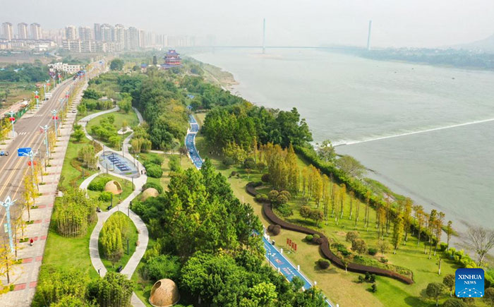 une voie verte dans le parc de zones humides riverains de Nanxi, dans la ville de Yibin une voie verte dans le parc de zones humides riverains de Nanxi, dans la ville de Yibin