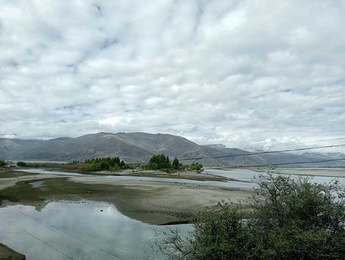 Le Yarlung Zangpo près de Lhassa (mai 2025) Le Yarlung Zangpo près de Lhassa (mai 2025)