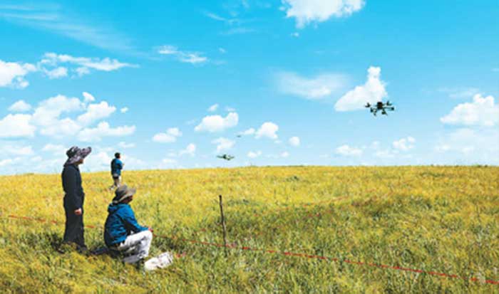 Personnel du SACEE pilotant des drones pour collecter des données – Photo People’s Daily