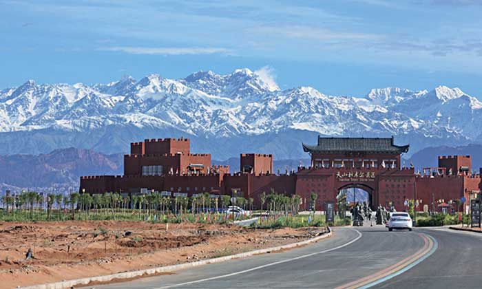 Le pic Tomour (PHOTO : YU JIE) Le pic Tomour (PHOTO : YU JIE)